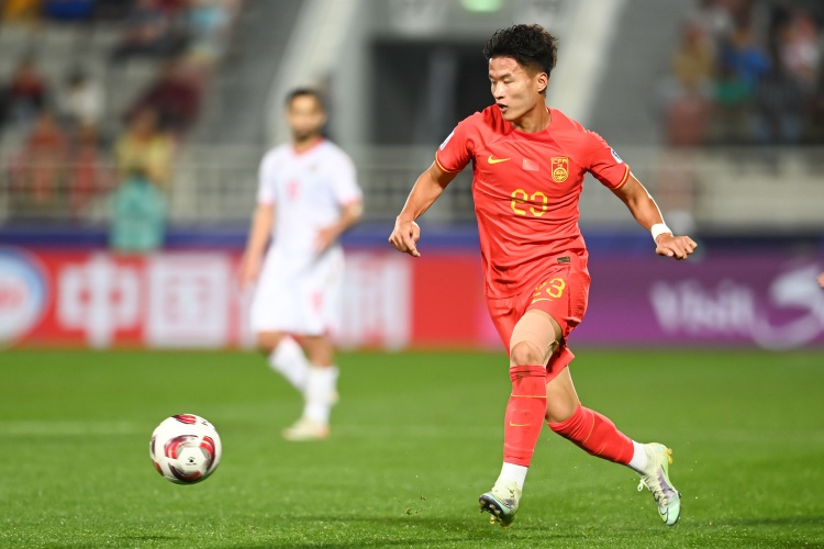 国足2-2乌兹别克斯坦：林良铭造点+命中，塞鸟首发魏震两黄染红